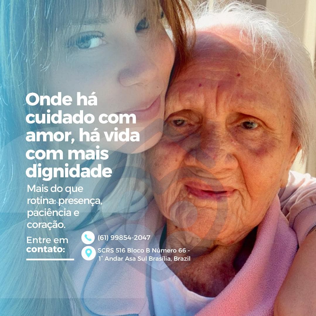 Cuidadora da VivaSênior+ auxiliando uma senhora com um sorriso